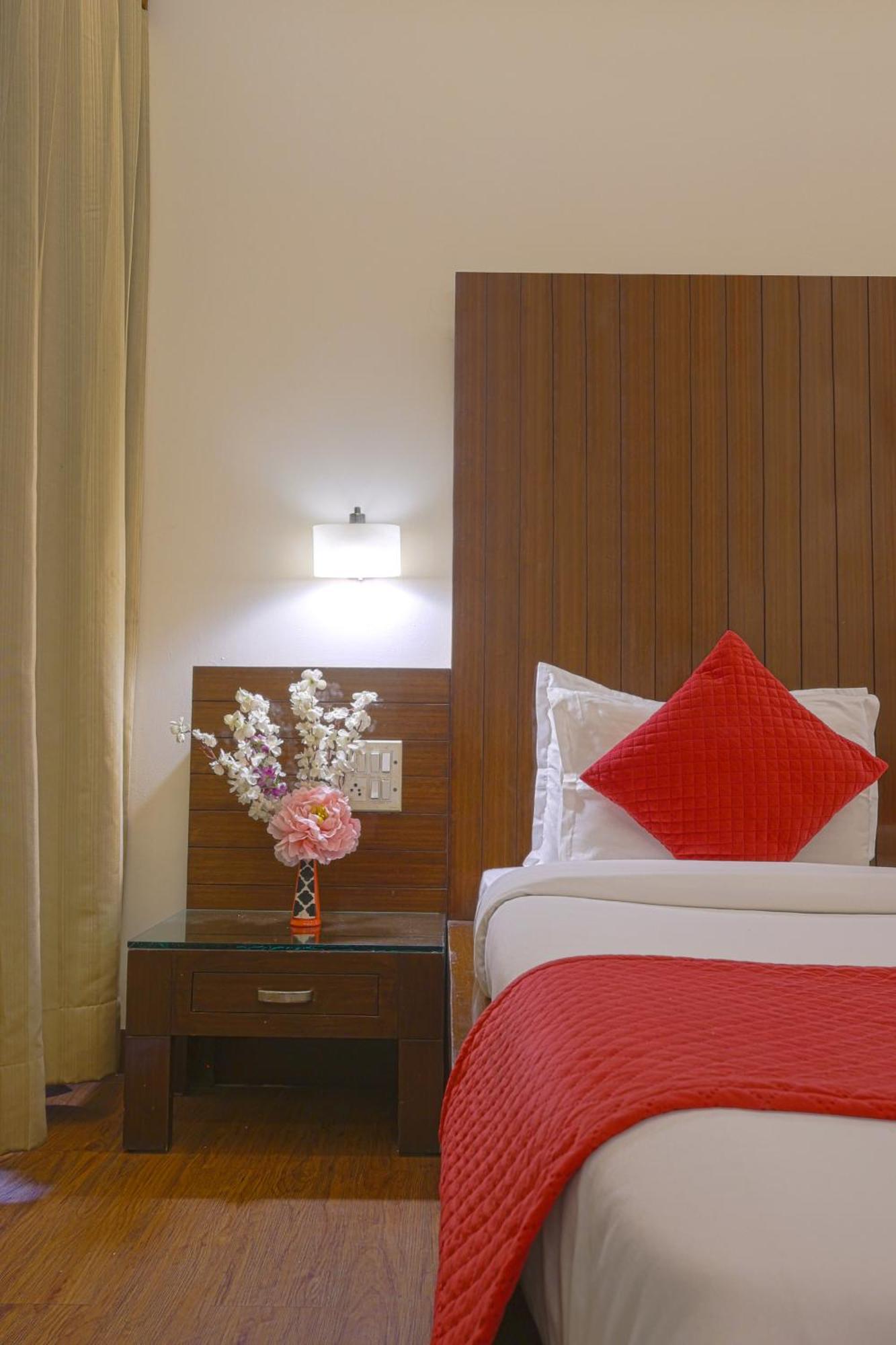 Hotel Haris Mg Road Gurugram Гургаон Екстериор снимка